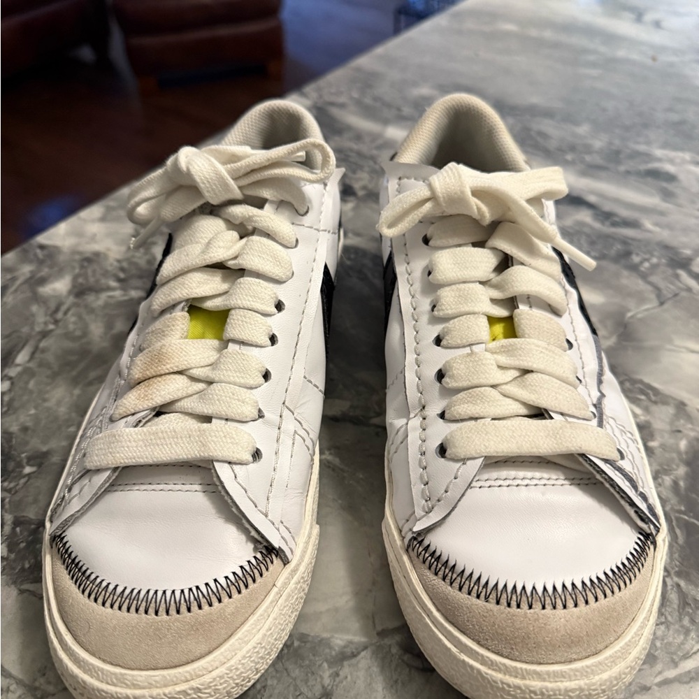 Women’s Nike Sneakers 2024   White -size 8